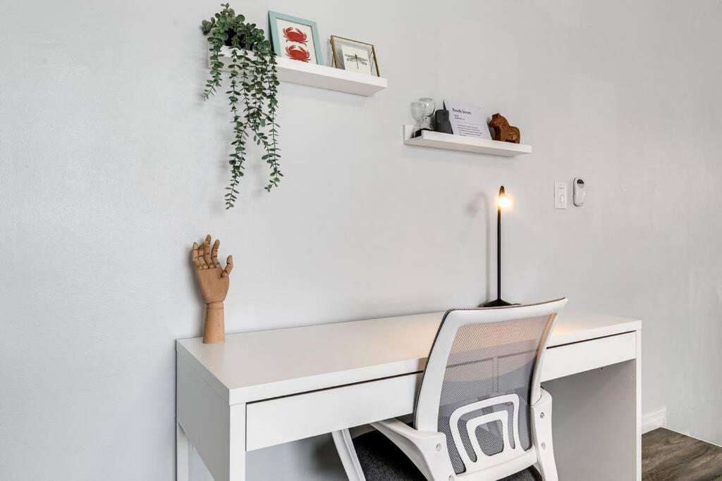 Mia Airport 1b With Desk Virg 9 Apartment